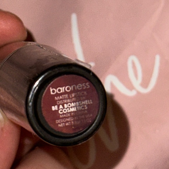 Be a Bombshell matte lipstick - Picture 3 of 3